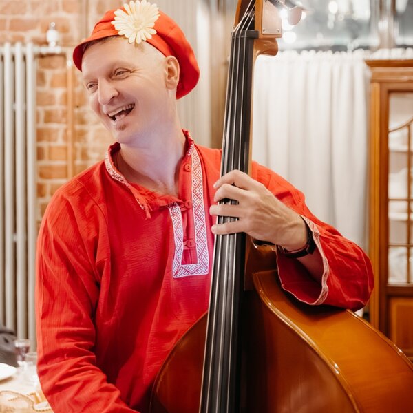 Контрабасист